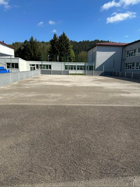 Štrková vyrovnávacia vrstva pripravená pri rekonštrukcii športového ihriska - Maro s.r.o. Štrková vyrovnávacia vrstva pripravená pri rekonštrukcii športového ihriska