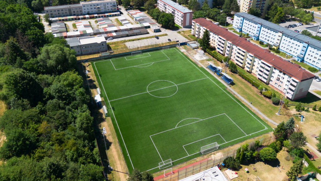 Zrekonštruované futbalové ihrisko s novou umelou trávou z pohľadu dronu - Maro s.r.o. Zrekonštruované futbalové ihrisko s novou umelou trávou z pohľadu dronu