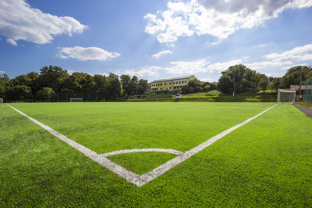 Hotové futbalové ihrisko s novým povrchom z umelej trávy - Maro s.r.o. Hotové futbalové ihrisko s novým povrchom z umelej trávy