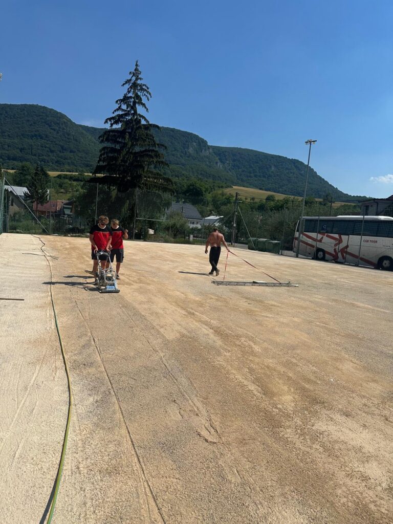 Zhutňovanie štrkovej vyrovnávacej vrstvy pri rekonštrukcii ihriska - Maro s.r.o. Zhutňovanie štrkovej vyrovnávacej vrstvy pri rekonštrukcii ihriska